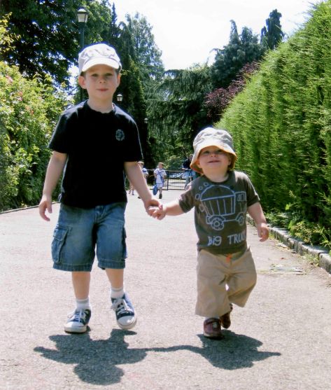 06.Jul - Albisano · Matias & Lucas Dusil (park walk)