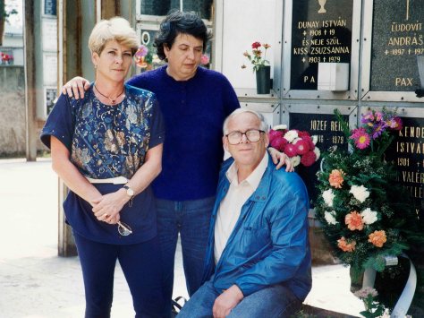 90.Sep.12 - Košice · Eva Dusil, Viera & Csaba Kende (cemetery)